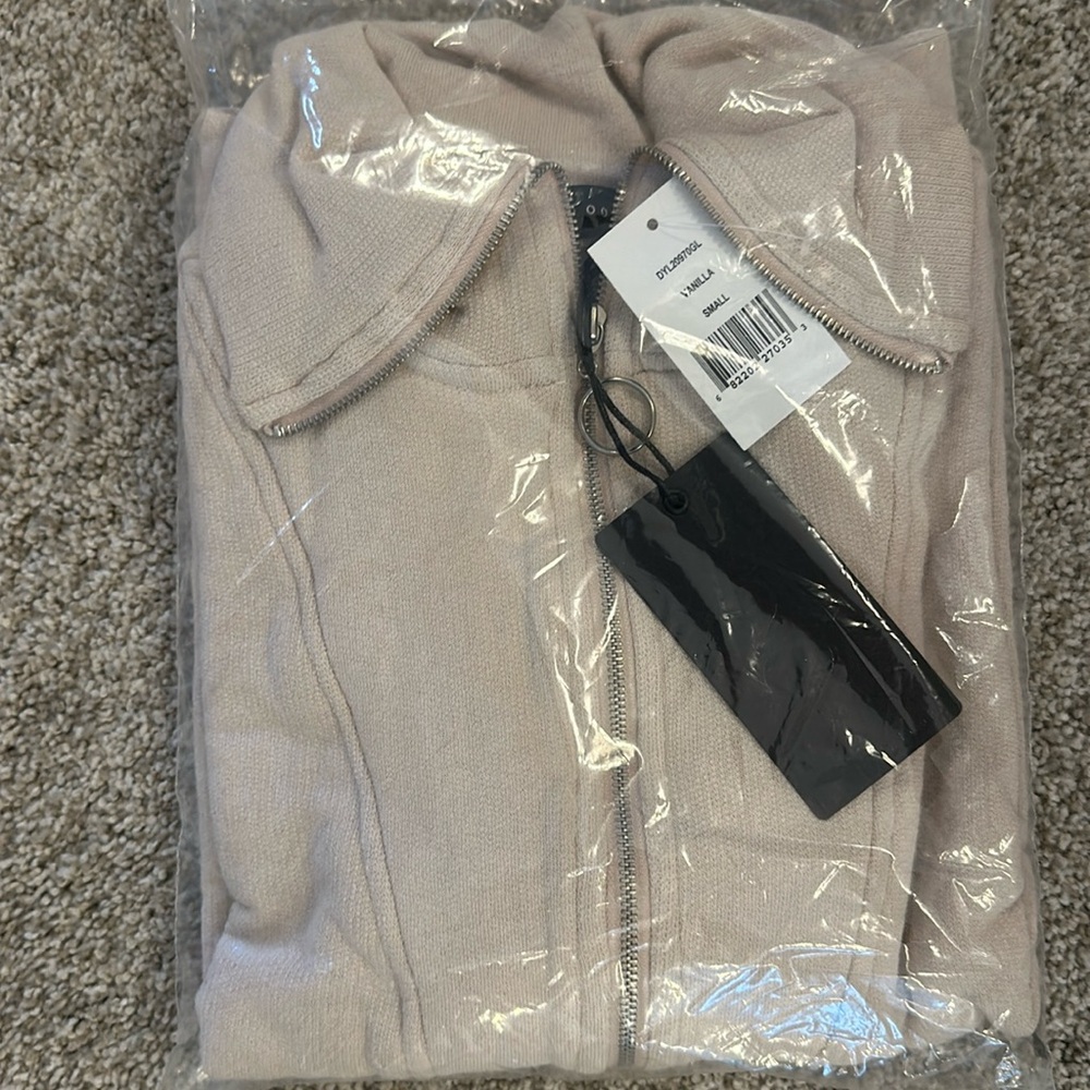 Gibson 1/4 zip sweatshirt Vanilla size small nwt 
Smoke free home